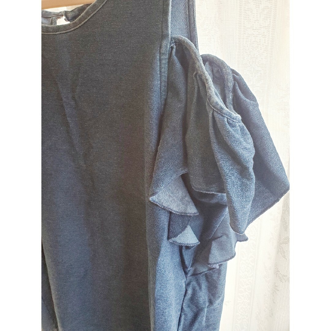 肩出しフリルトップス　デニム風生地　大きいサイズ レディースのトップス(シャツ/ブラウス(半袖/袖なし))の商品写真