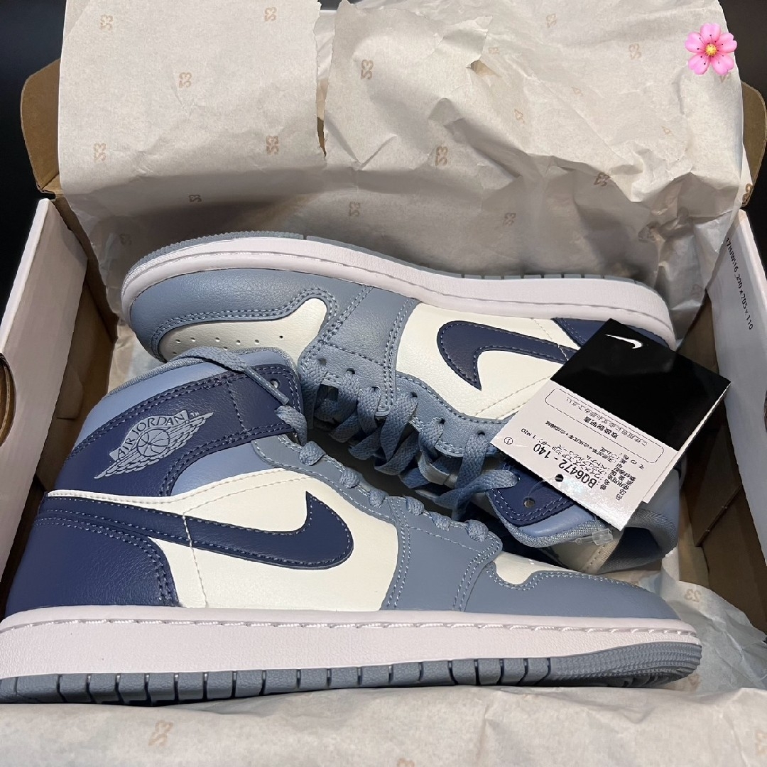 NIKE(ナイキ)の国内正規品 23.5cm ナイキ WMNS エアジョーダン1 MID AJ1 レディースの靴/シューズ(スニーカー)の商品写真