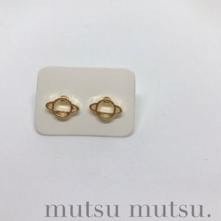 ワンポイント土星ピアス　ニッケルフリー(ピアス)