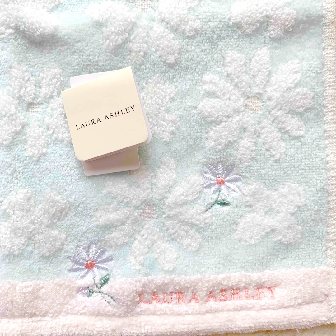 LAURA ASHLEY(ローラアシュレイ)の《未使用》LAURAASHLEY タオルハンカチ レディースのファッション小物(ハンカチ)の商品写真