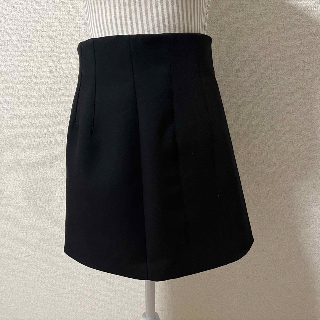 ZARA(ザラ)の【新品未使用】ZARA Mサイズ　ミニスカート　ブラック レディースのスカート(ミニスカート)の商品写真