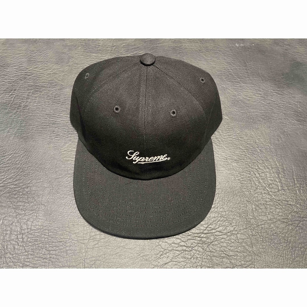 Supreme(シュプリーム)のsupreme Script Logo 6-Panel Black メンズの帽子(キャップ)の商品写真