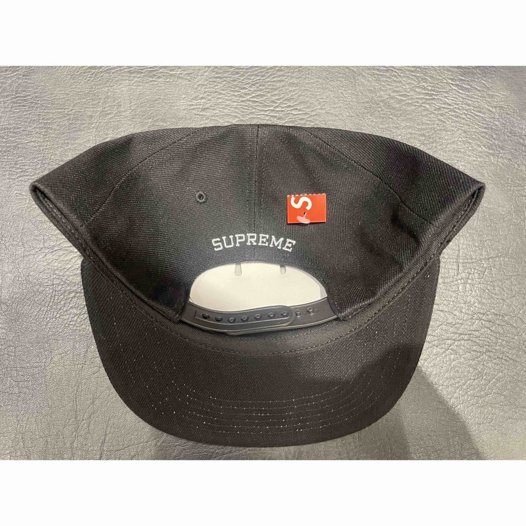 Supreme(シュプリーム)のsupreme Script Logo 6-Panel Black メンズの帽子(キャップ)の商品写真