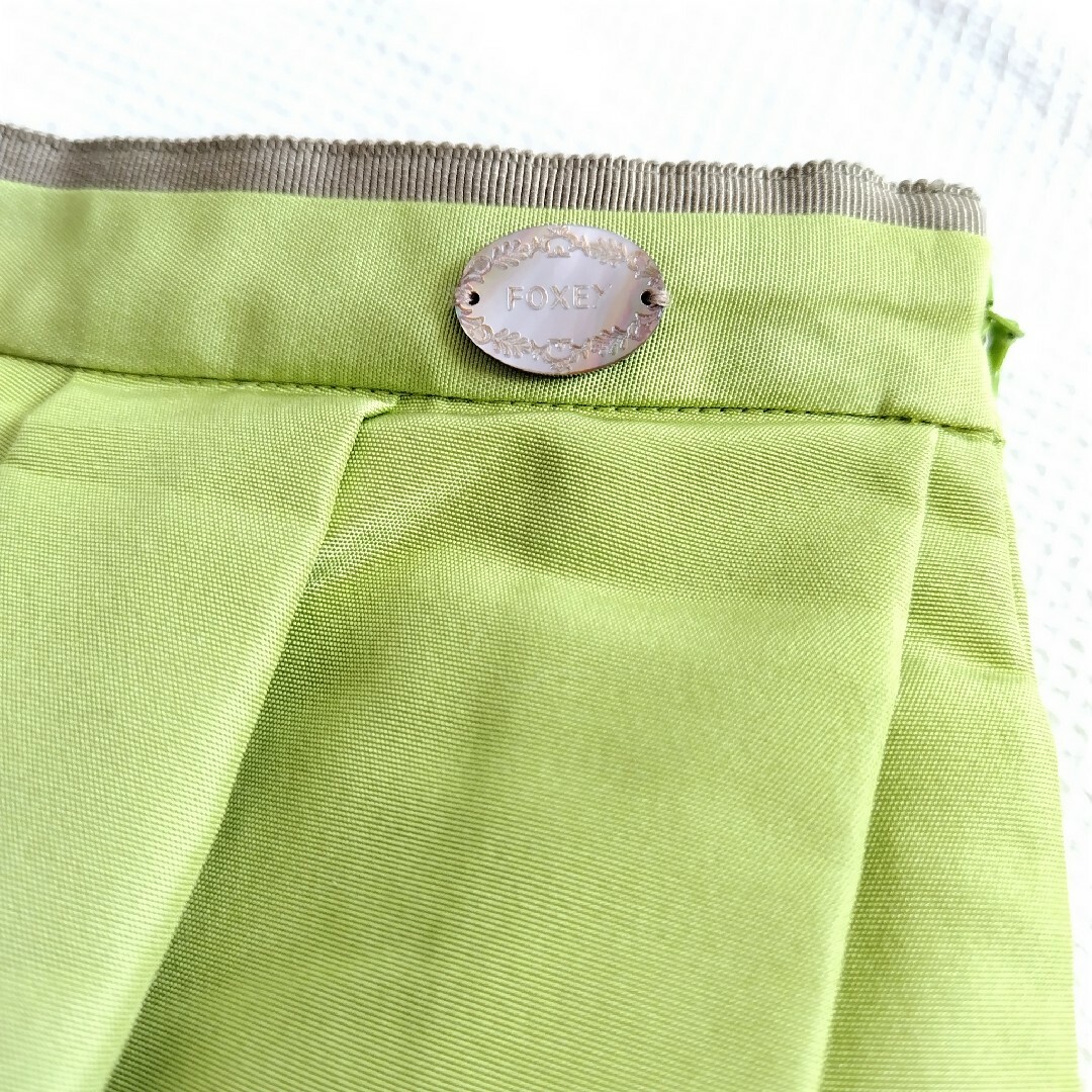 FOXEY(フォクシー)の【定価82000円程】フォクシー　ライムグリーン　シルク　膝丈　スカート レディースのスカート(ひざ丈スカート)の商品写真