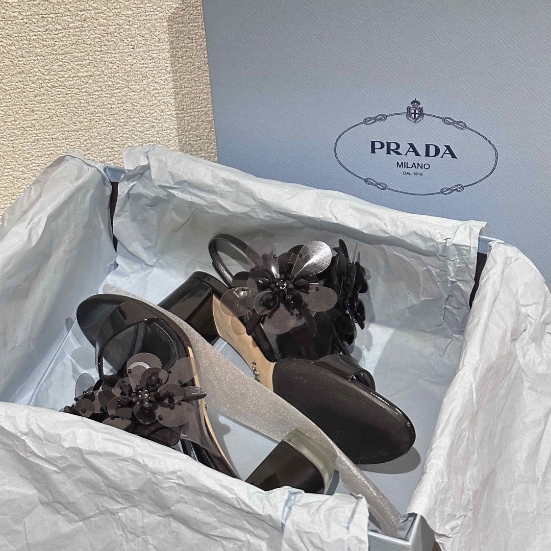 PRADA(プラダ)のPRADAのフラワービジュー付きエナメルブラックサンダル レディースの靴/シューズ(サンダル)の商品写真