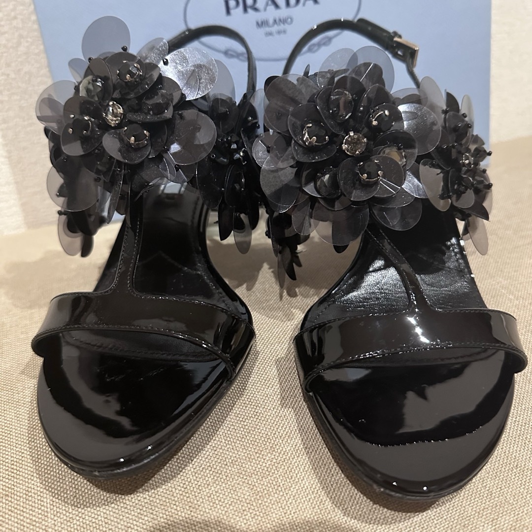 PRADA(プラダ)のPRADAのフラワービジュー付きエナメルブラックサンダル レディースの靴/シューズ(サンダル)の商品写真