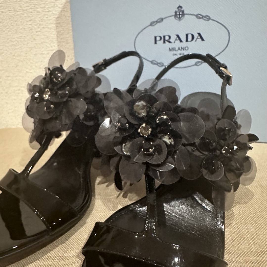 PRADA(プラダ)のPRADAのフラワービジュー付きエナメルブラックサンダル レディースの靴/シューズ(サンダル)の商品写真