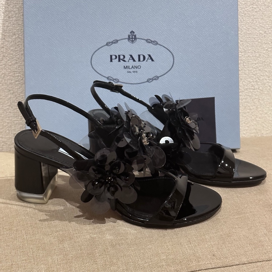 PRADA(プラダ)のPRADAのフラワービジュー付きエナメルブラックサンダル レディースの靴/シューズ(サンダル)の商品写真