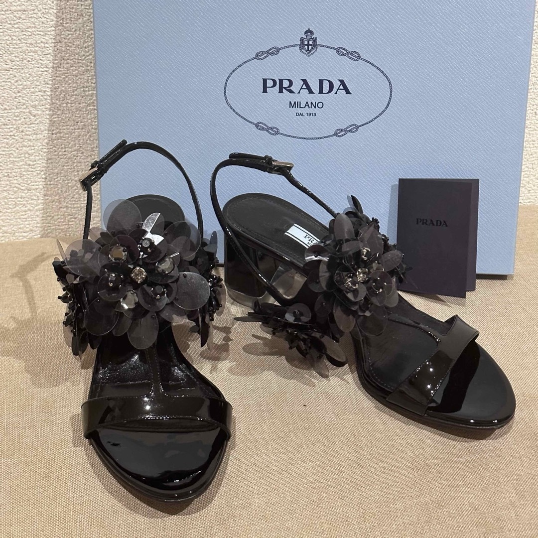 PRADA(プラダ)のPRADAのフラワービジュー付きエナメルブラックサンダル レディースの靴/シューズ(サンダル)の商品写真