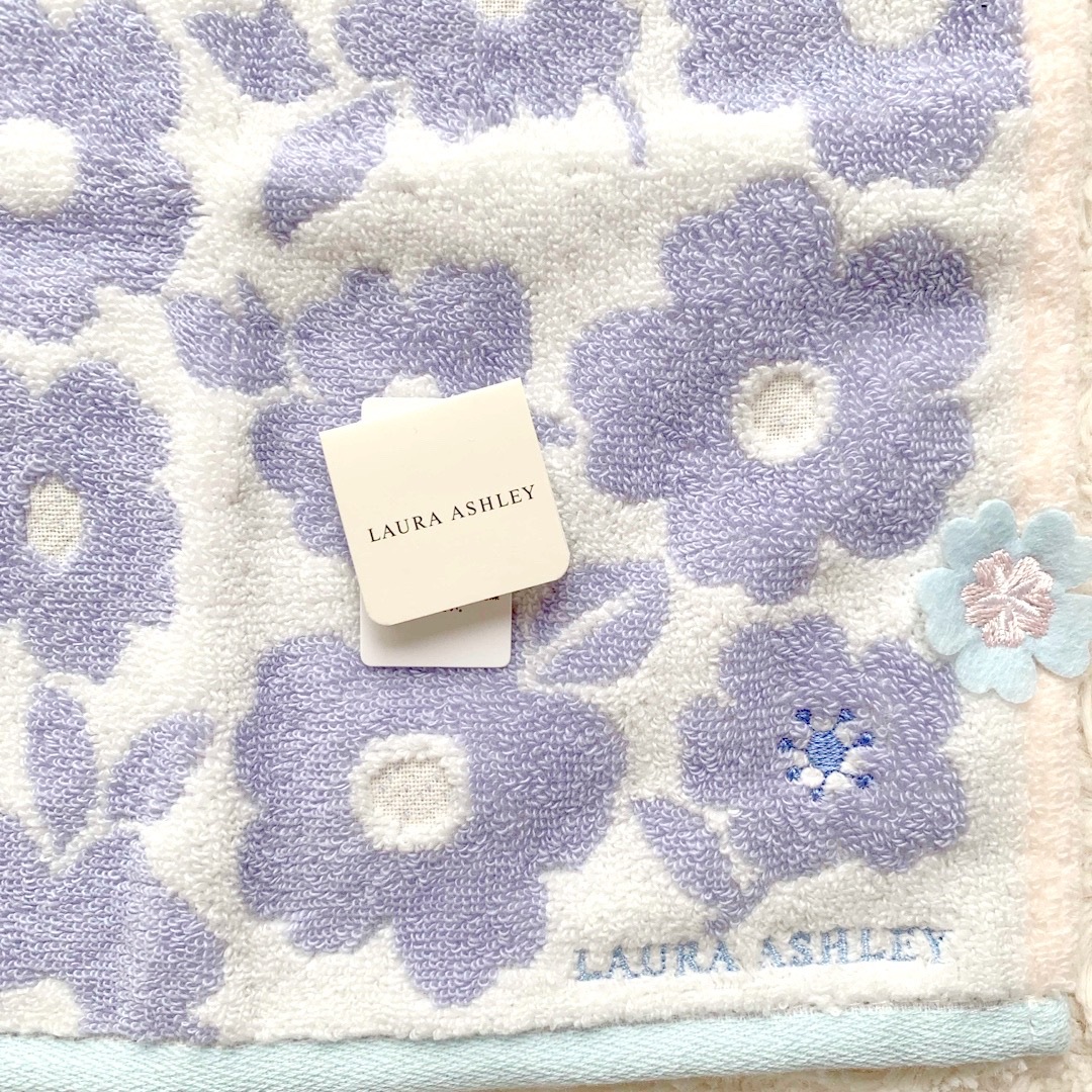 LAURA ASHLEY(ローラアシュレイ)の《未使用》LAURAASHLEY タオルハンカチ レディースのファッション小物(ハンカチ)の商品写真