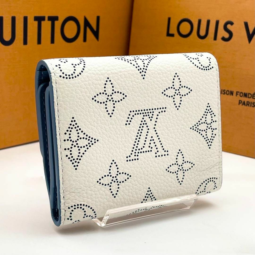 LOUIS VUITTON(ルイヴィトン)のルイヴィトン マヒナ ポルトフォイユ イリス XS ブルーオラージュ 三つ折り レディースのファッション小物(財布)の商品写真