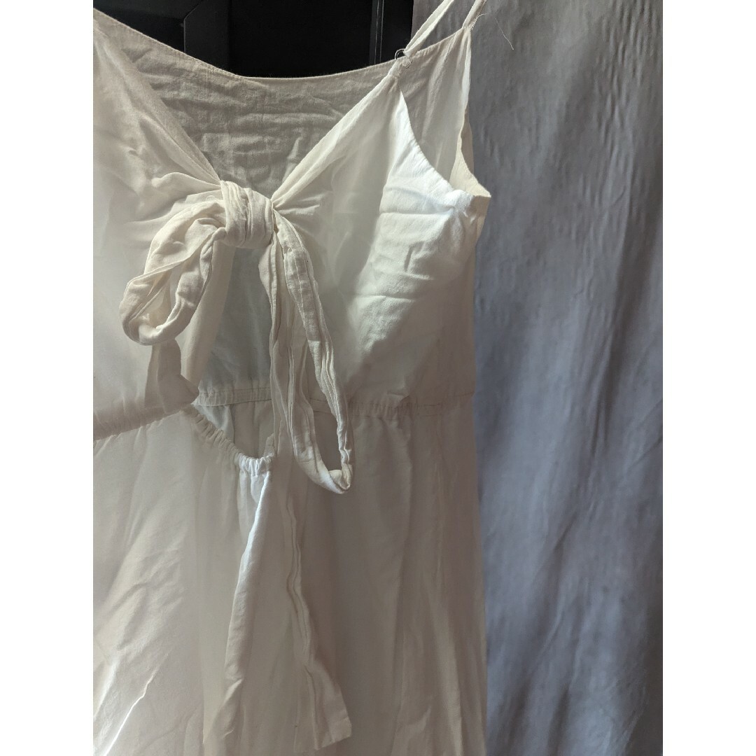 白　ホワイト　リネン　ワンピース　フロント　ボタン　バックリボン レディースのワンピース(ひざ丈ワンピース)の商品写真