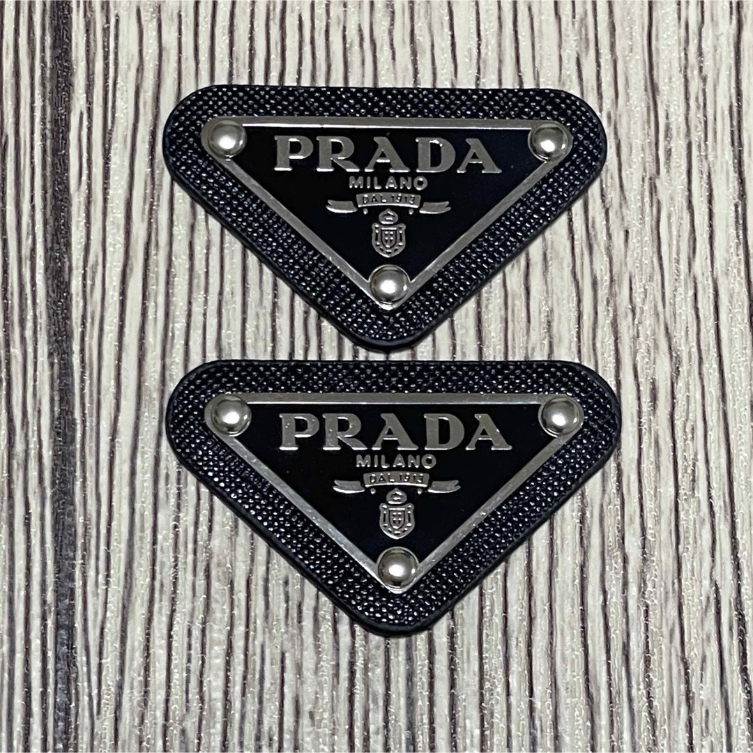 【2枚】PRADA プラダ  ロゴプレート ロゴパーツ ブラック メタル 新品 ハンドメイドの素材/材料(各種パーツ)の商品写真