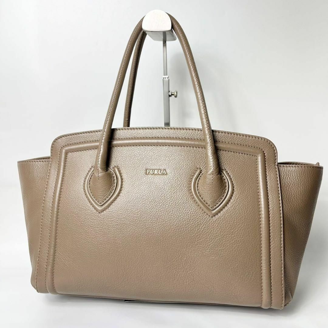 Furla(フルラ)の【美品】フルラ　カレッジトート　ベージュ　大容量　肩掛け可　A4可　トートバッグ レディースのバッグ(トートバッグ)の商品写真