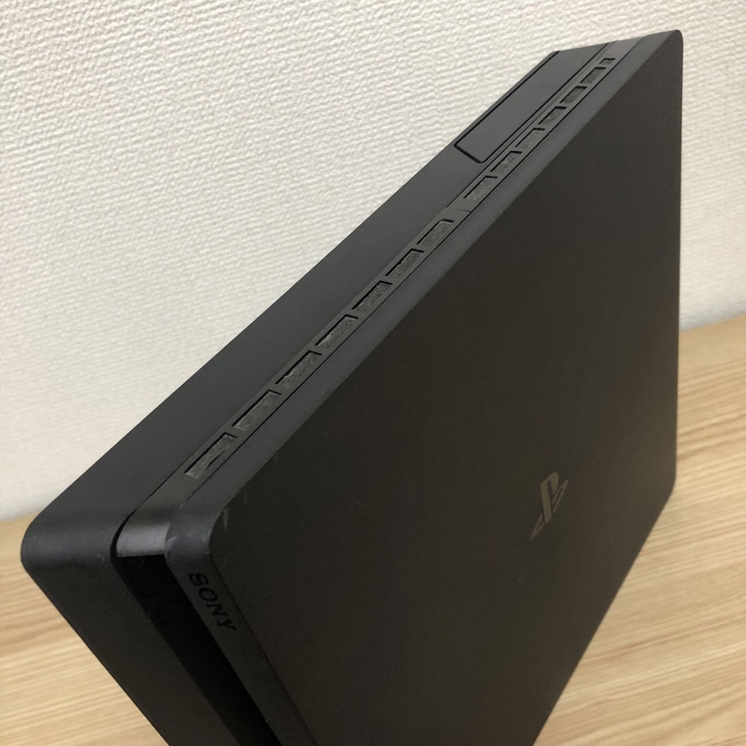 SONY(ソニー)のPlayStation4 Pro 1TB (CUH-2000)  エンタメ/ホビーのゲームソフト/ゲーム機本体(家庭用ゲーム機本体)の商品写真