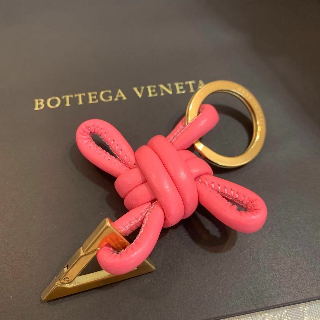 Bottega Veneta(ボッテガヴェネタ)の☆ほぼ未使用☆BOTTEGA VENETA キーリング トライアングルチャーム レディースのファッション小物(キーホルダー)の商品写真