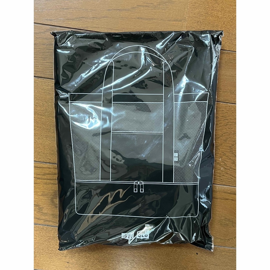 UNIQLO(ユニクロ)のユニクロ　ノベルティ　メッシュトートバッグ　保冷収納付き　　ブラック　クロ レディースのバッグ(トートバッグ)の商品写真