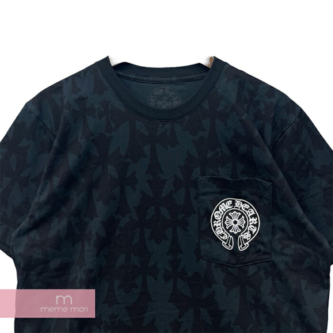 Chrome Hearts(クロムハーツ)のCHROME HEARTS 2024SS Graveyard Cemetery Cross Tee クロムハーツ グレイブヤードセメタリークロスTシャツ 半袖カットソー 総柄 スクロールロゴプリント 胸ポケ ホースシュー ブラック サイズS【240427】【新古品】【me04】 メンズのトップス(Tシャツ/カットソー(半袖/袖なし))の商品写真