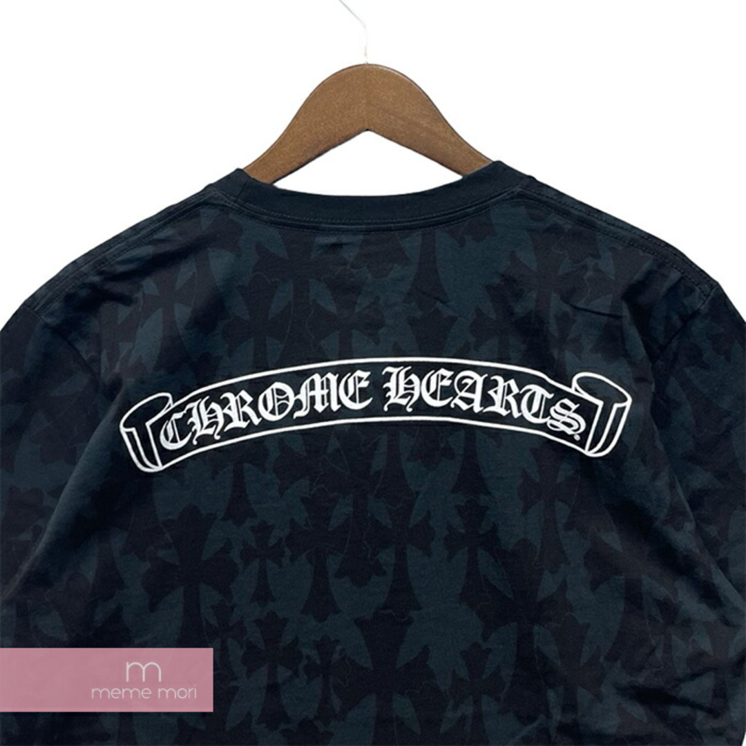 Chrome Hearts(クロムハーツ)のCHROME HEARTS 2024SS Graveyard Cemetery Cross Tee クロムハーツ グレイブヤードセメタリークロスTシャツ 半袖カットソー 総柄 スクロールロゴプリント 胸ポケ ホースシュー ブラック サイズS【240427】【新古品】【me04】 メンズのトップス(Tシャツ/カットソー(半袖/袖なし))の商品写真