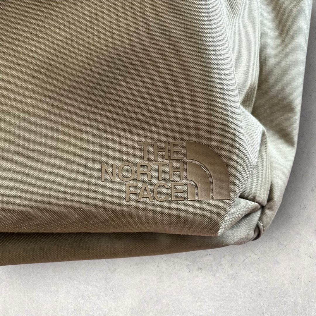 THE NORTH FACE(ザノースフェイス)のTHE NORTH FACE  METRO DAYPACK 26L ナツメグタン メンズのバッグ(バッグパック/リュック)の商品写真