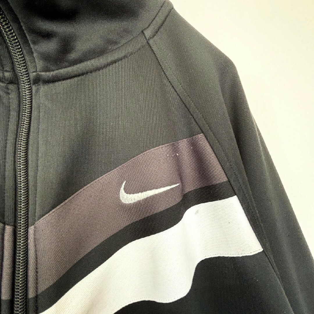 NIKE(ナイキ)のNIKE　ナイキ　刺繍ロゴ　Y2K モノトーン　デザイントラックジャケット メンズのトップス(ジャージ)の商品写真