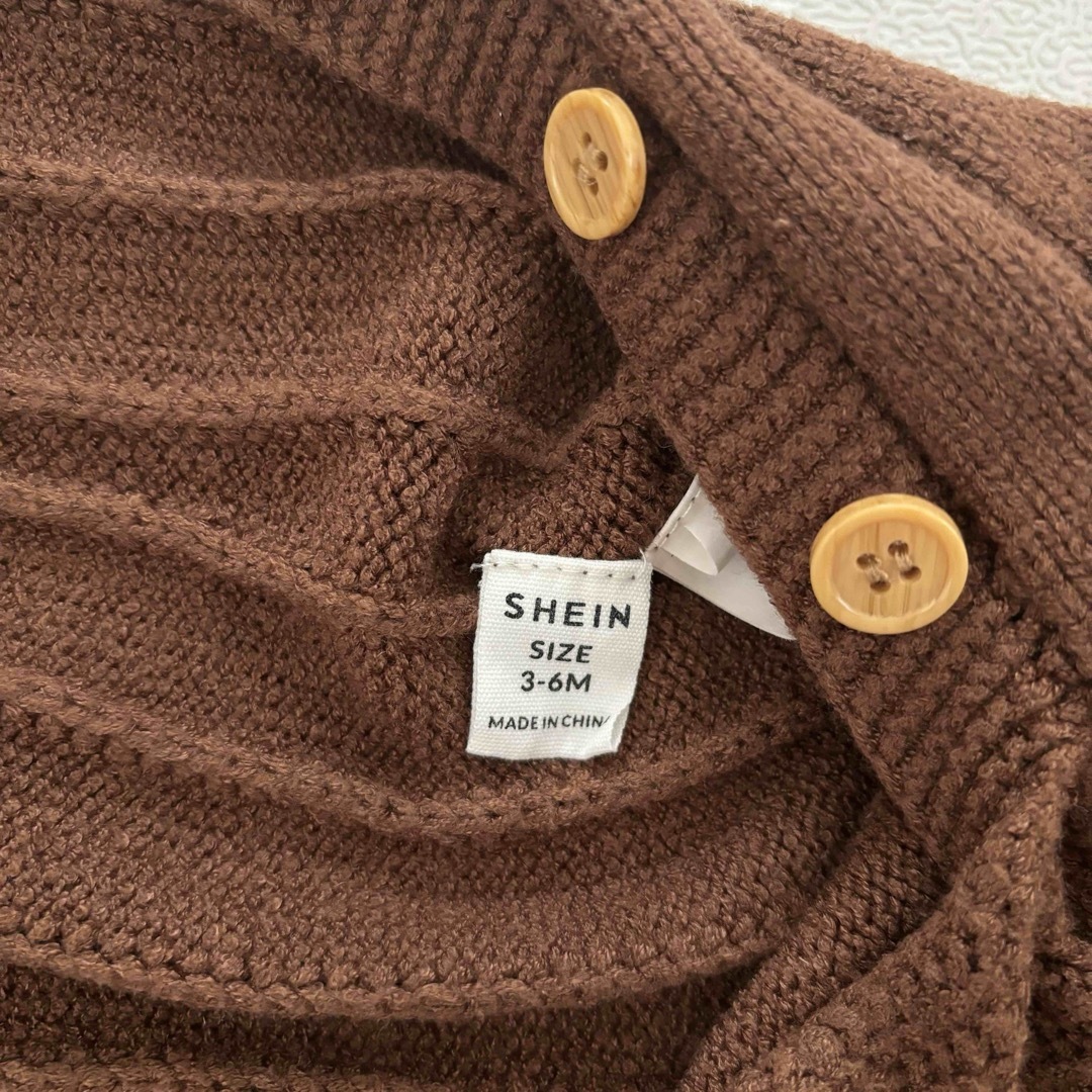 SHEIN(シーイン)のボタンフロント　ラグランスリーブ　ニットロンパース&帽子　茶色 キッズ/ベビー/マタニティのベビー服(~85cm)(ロンパース)の商品写真