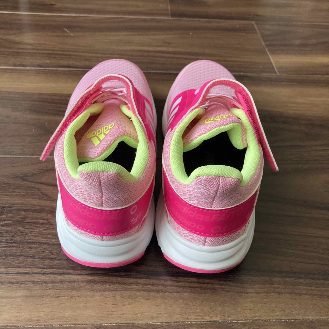 adidas(アディダス)のアディダス　スニーカー ジュニア 21㎝ キッズ/ベビー/マタニティのキッズ靴/シューズ(15cm~)(スニーカー)の商品写真