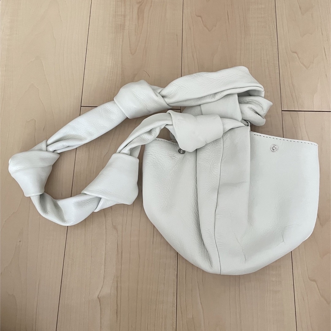 MEER.   メーア　leather BALL BAG / WH レディースのバッグ(その他)の商品写真