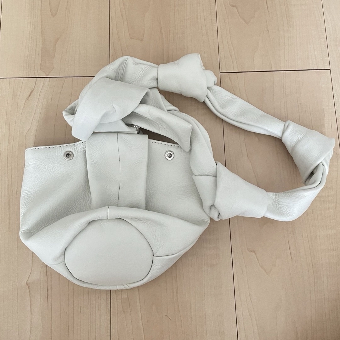 MEER.   メーア　leather BALL BAG / WH レディースのバッグ(その他)の商品写真
