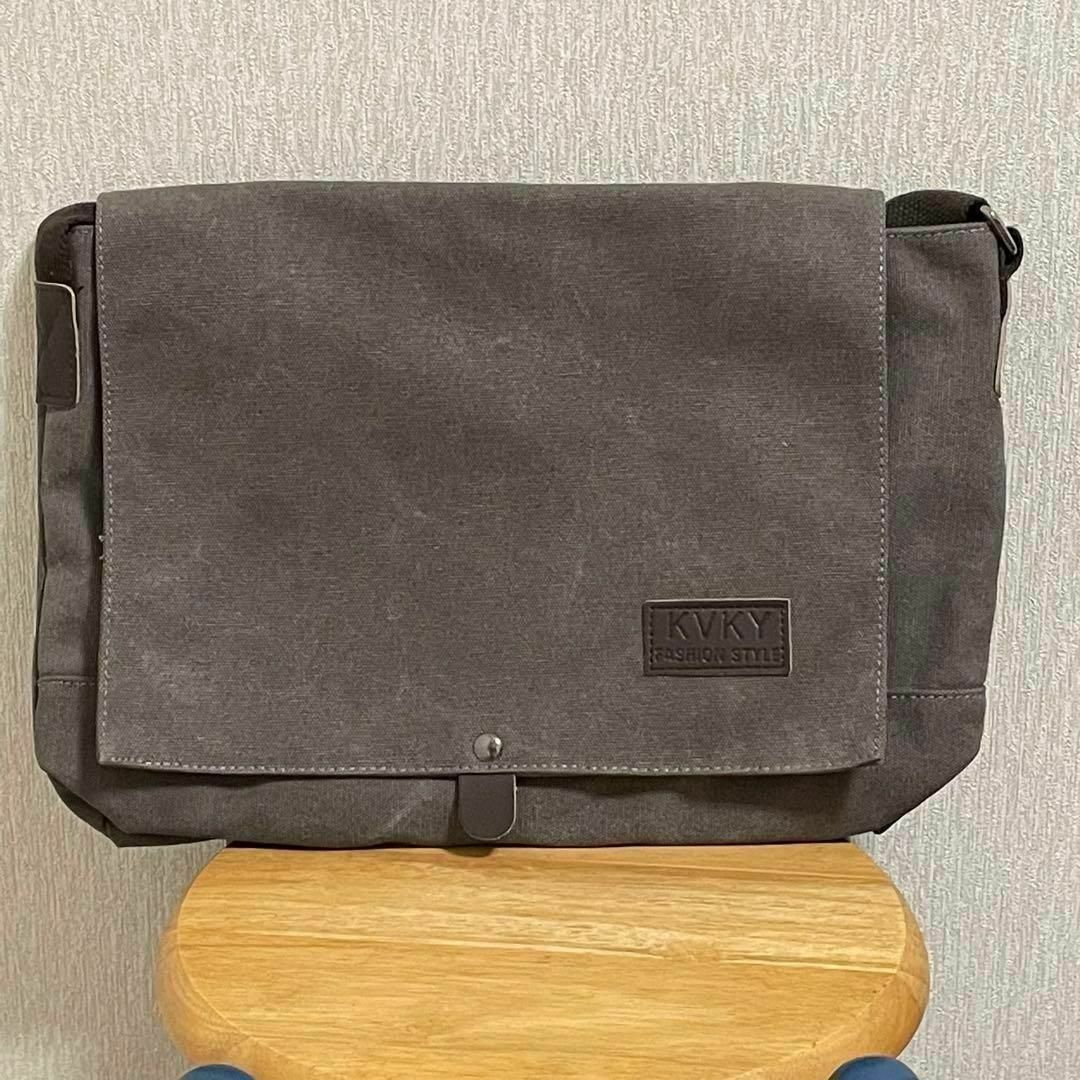 ショルダーバッグ　メッセンジャーバック　グレー　サコッシュ メンズのバッグ(ショルダーバッグ)の商品写真