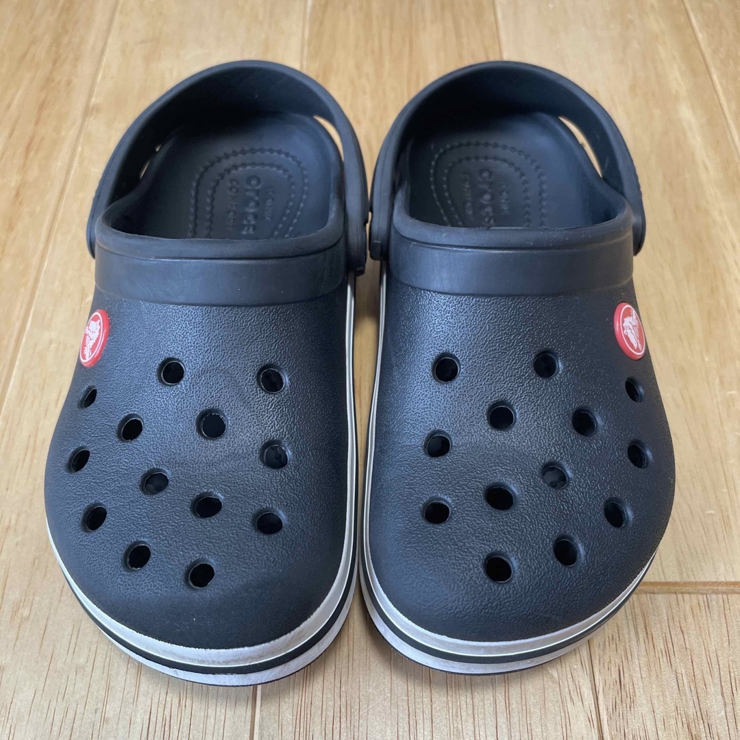 crocs(クロックス)のクロックス　サンダル　ブラック　キッズ　サイズC12(18.5cm)   キッズ/ベビー/マタニティのキッズ靴/シューズ(15cm~)(サンダル)の商品写真