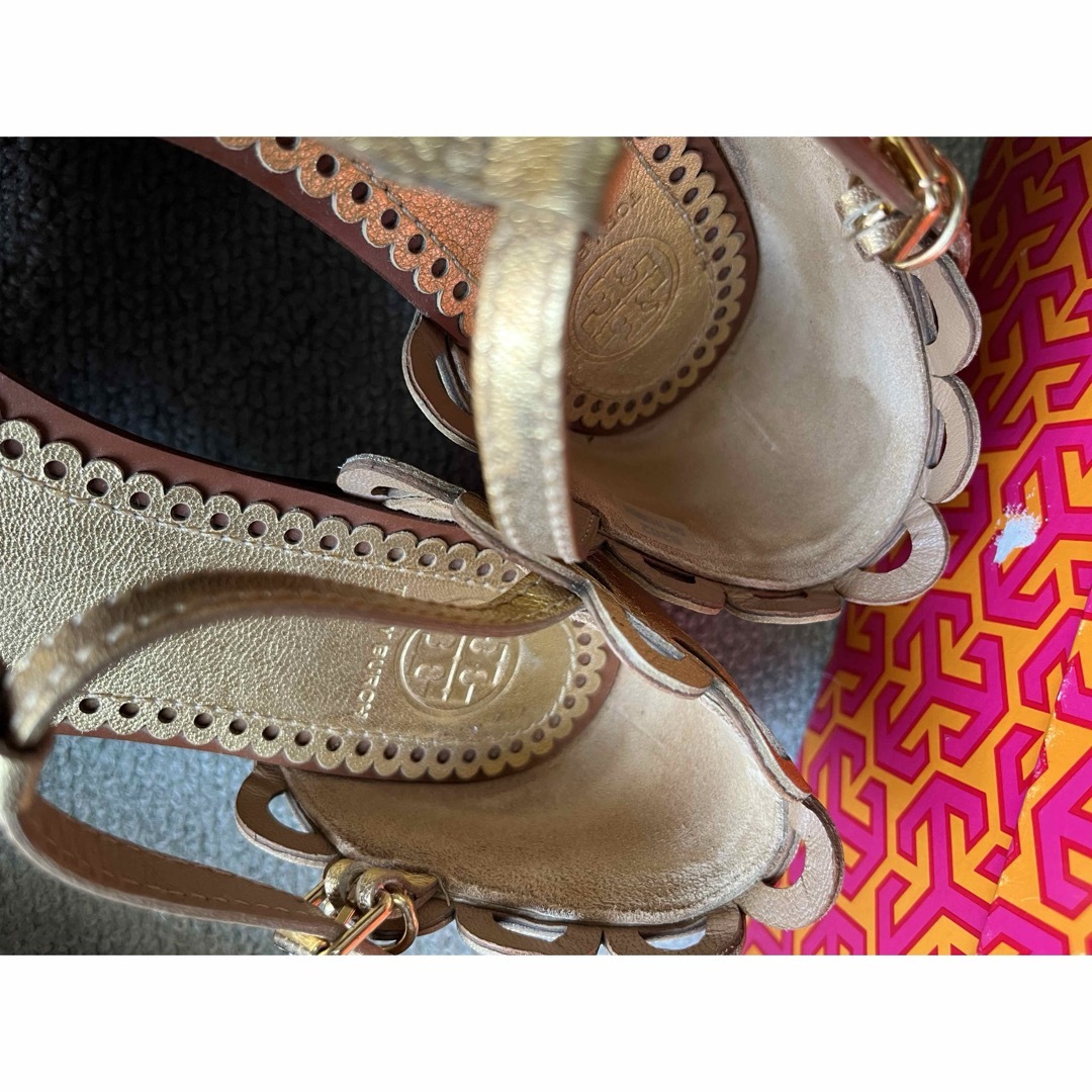 Tory Burch(トリーバーチ)のトリーバーチ　サンダル　ゴールド　8サイズ レディースの靴/シューズ(サンダル)の商品写真