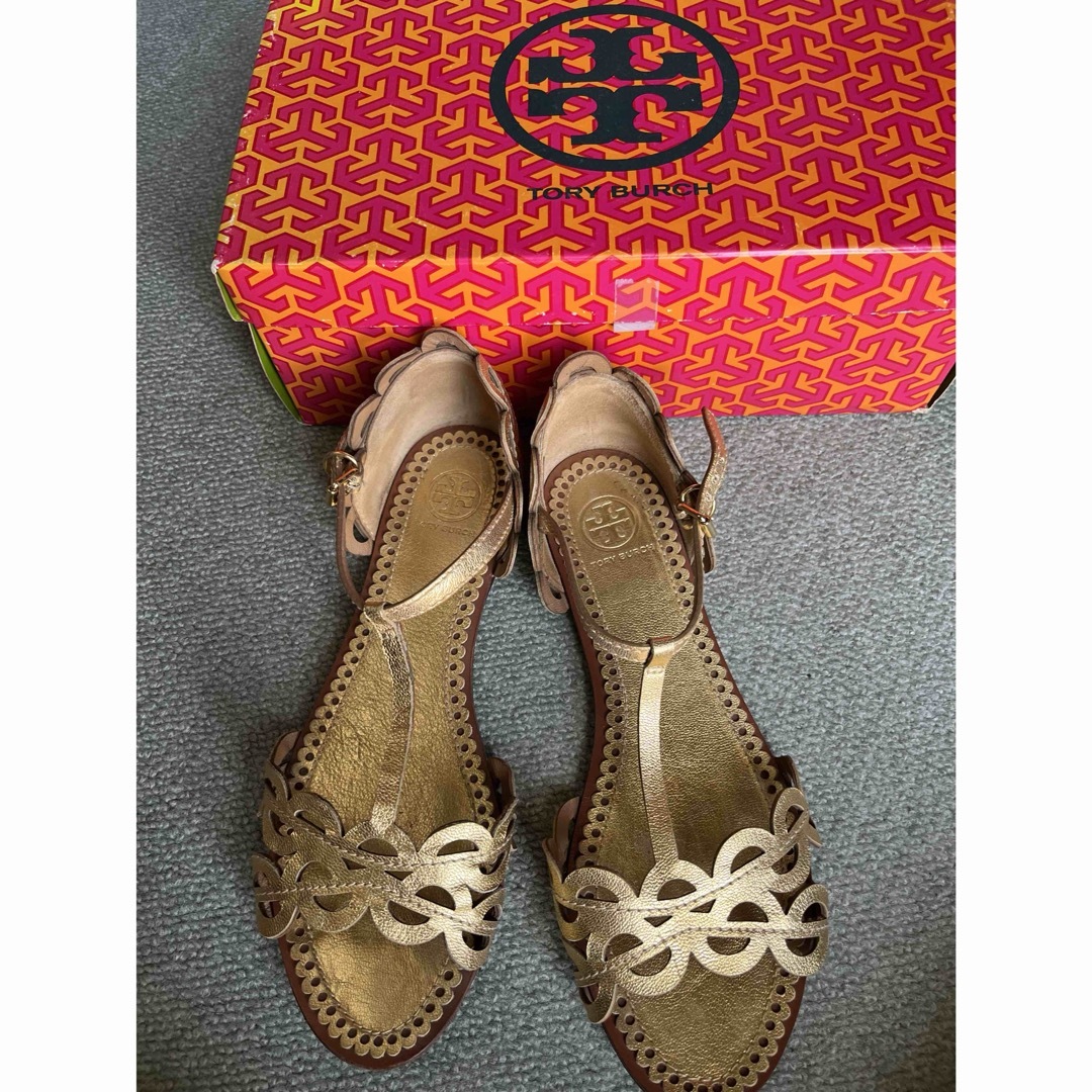 Tory Burch(トリーバーチ)のトリーバーチ　サンダル　ゴールド　8サイズ レディースの靴/シューズ(サンダル)の商品写真