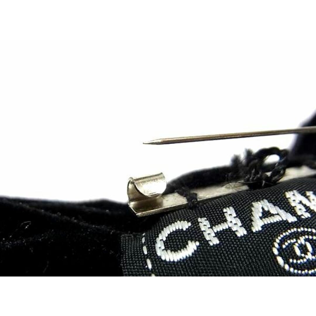 CHANEL(シャネル)の■新品同様■ CHANEL シャネル ベロア リボン ピンブローチ ピンバッジ アクセサリー ブラック系 AW1938 レディースのアクセサリー(ブローチ/コサージュ)の商品写真