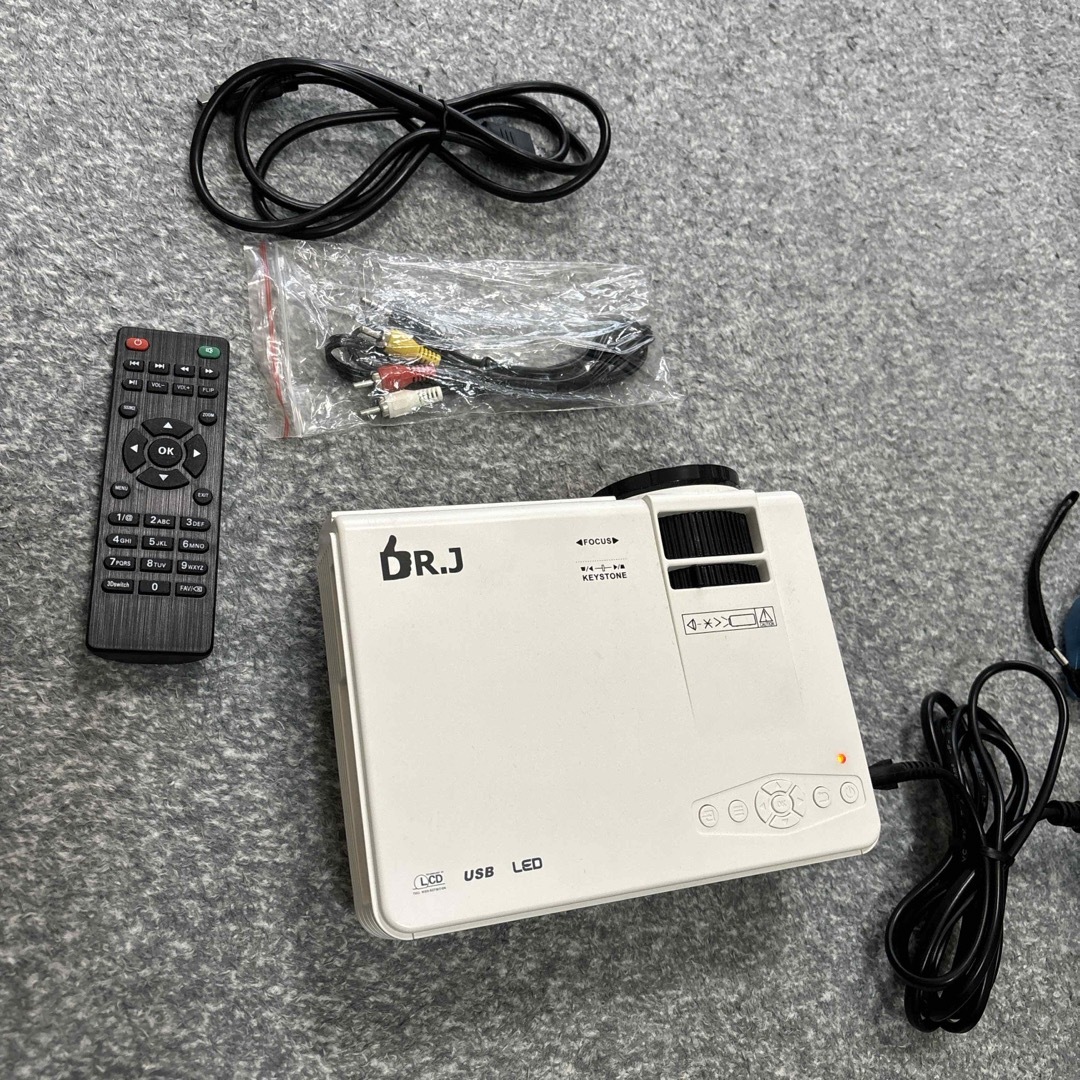 Dr.J ミニプロジェクター スマホ/家電/カメラのテレビ/映像機器(プロジェクター)の商品写真