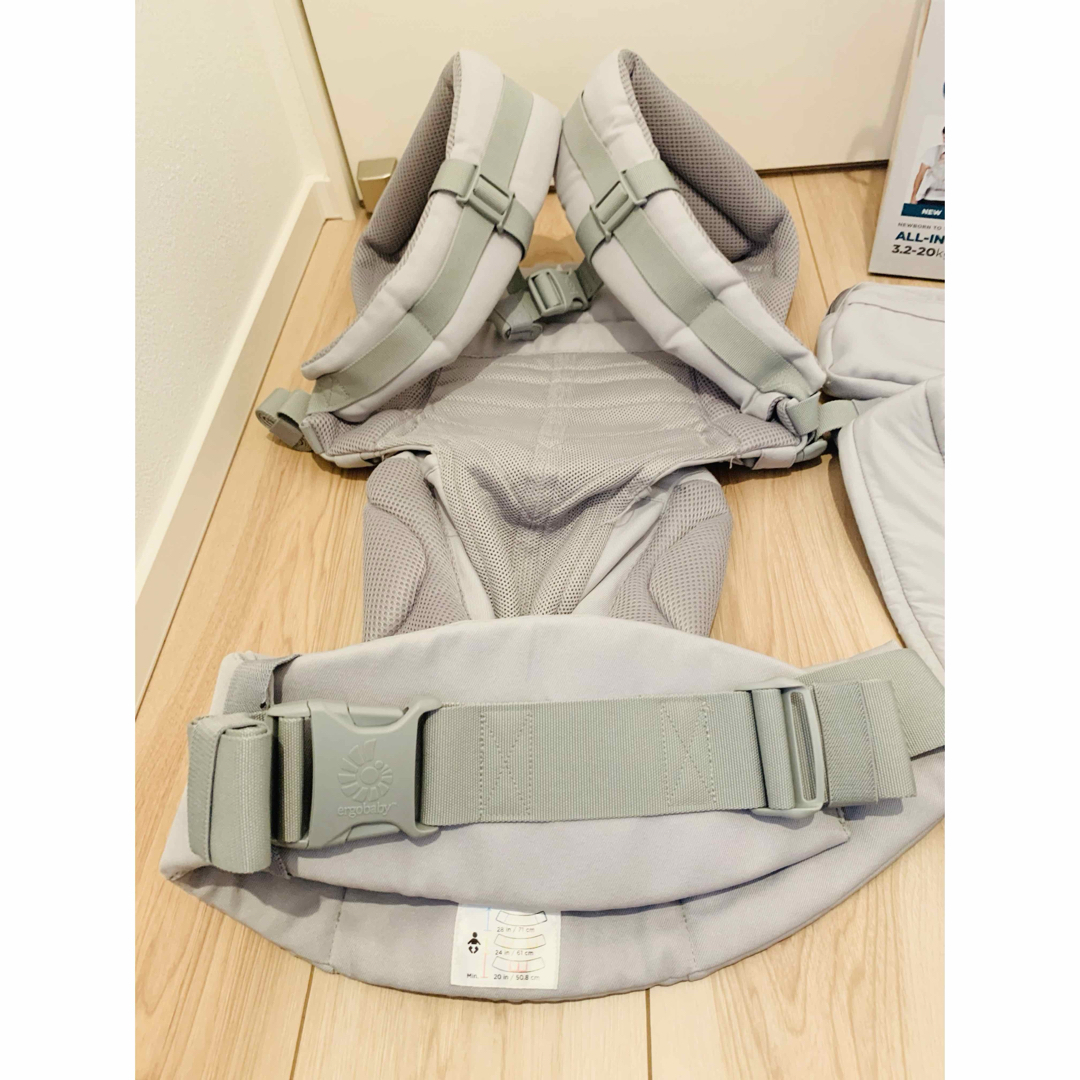 Ergobaby(エルゴベビー)のergo エルゴベビー オムニ360 クールエア グレー メッシュ 抱っこ紐 キッズ/ベビー/マタニティの外出/移動用品(抱っこひも/おんぶひも)の商品写真