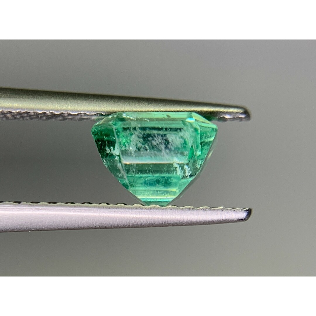 GIA宝石鑑別書付き　 天然 エメラルド　 Colombia　1.38ct　 縦6.71㎜×横6.40㎜×高さ4.77㎜　 ルース（ 裸石 ）　 1475Y ハンドメイドの素材/材料(各種パーツ)の商品写真