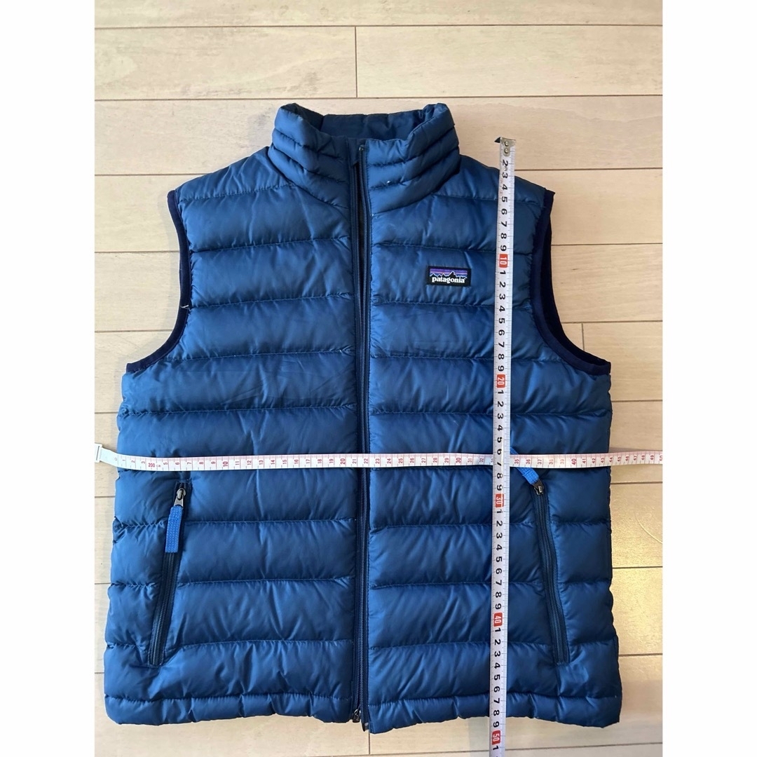 patagonia(パタゴニア)のパタゴニア　ダウンペスト　ネイビー　だいたいレディースS サイズくらい レディースのジャケット/アウター(ダウンベスト)の商品写真