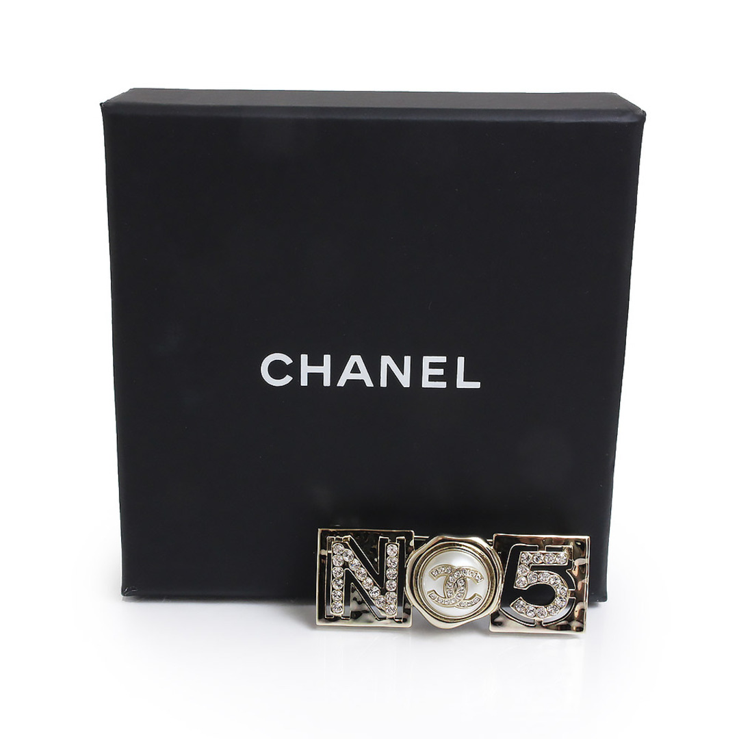 CHANEL(シャネル)のシャネル ココマーク No.5 パール ラインストーン ブローチ ゴールド 箱付 CHANEL（新品・未使用品） レディースのアクセサリー(ブローチ/コサージュ)の商品写真