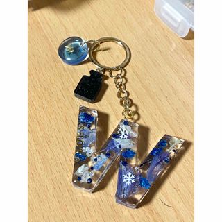 イニシャルキーホルダー　青　ハンドメイド　推しグッズ(バッグチャーム)