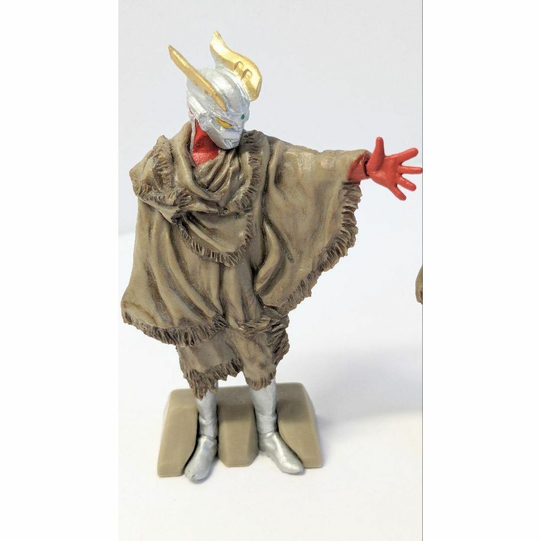 ウルトラマンゼロ　青と赤、マント付き　ミニフィギュア　カプセルトイ　ガチャ エンタメ/ホビーのフィギュア(アニメ/ゲーム)の商品写真