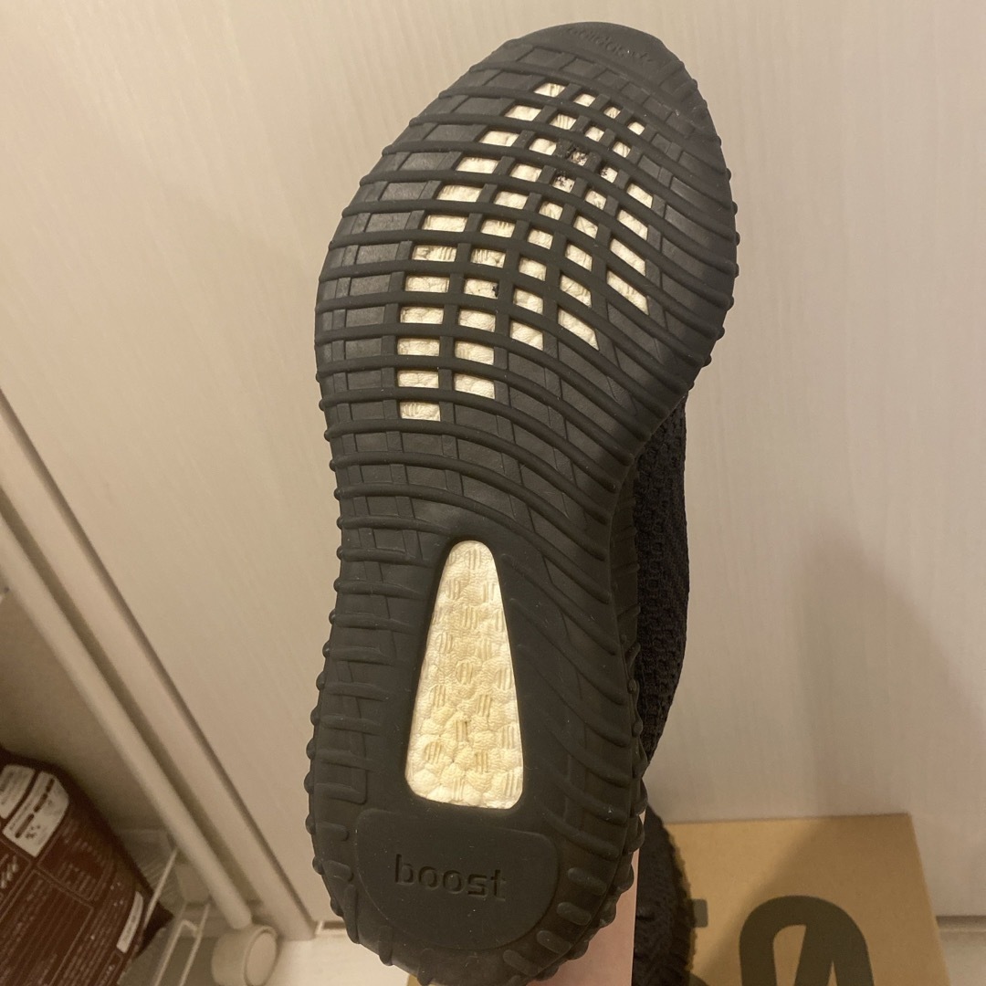 adidas(アディダス)のadidas YeezyBoost350 V2 Black  27.5   メンズの靴/シューズ(スニーカー)の商品写真