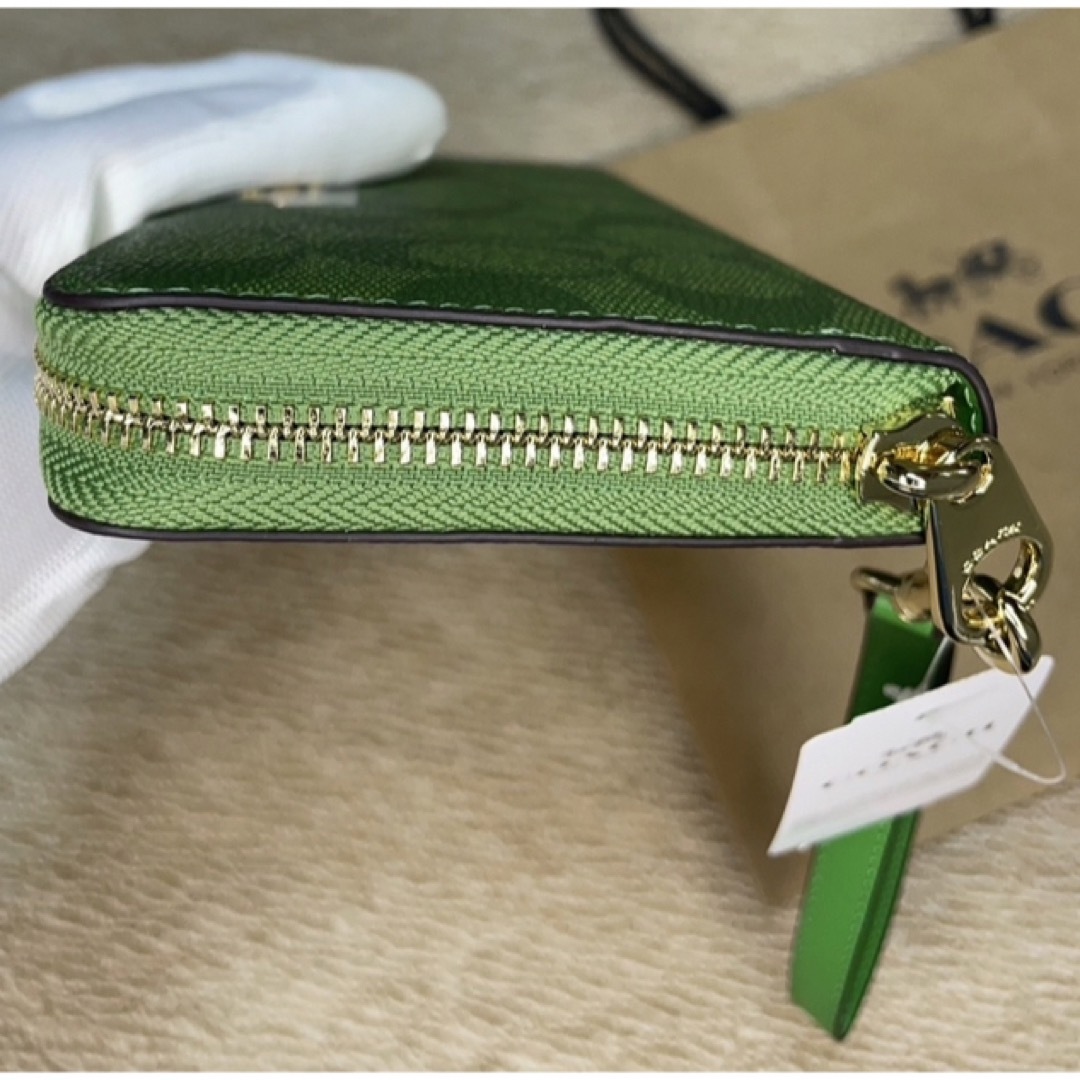 COACH(コーチ)の【新品未使用】　COACH 　 長財布　レザー ロングジップ　緑　グリーン レディースのファッション小物(財布)の商品写真