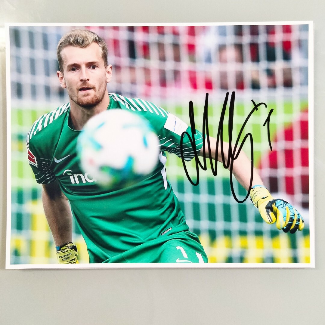 ルーカス・フラデツキー直筆サイン入り超大型写真…Lukas Hradecky… エンタメ/ホビーのタレントグッズ(スポーツ選手)の商品写真