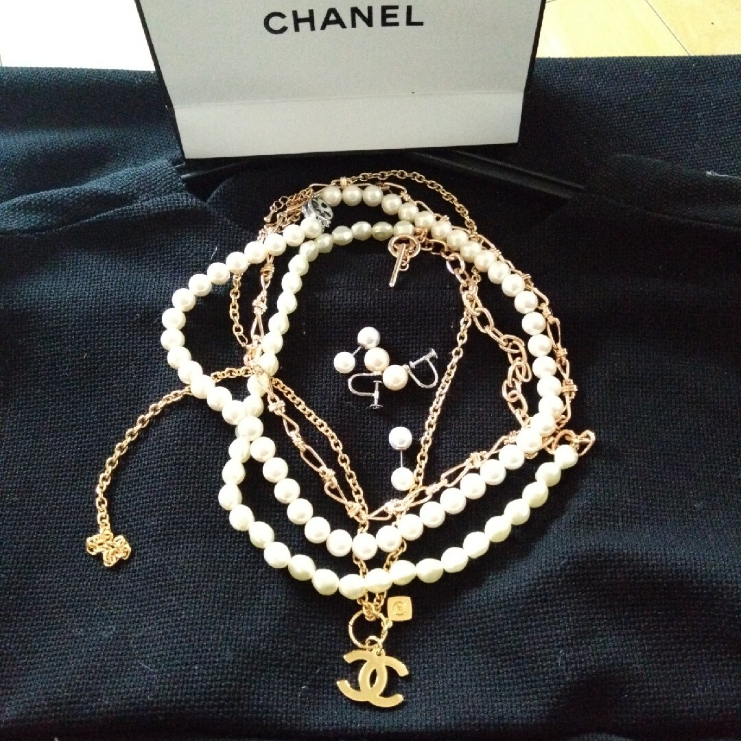 CHANEL(シャネル)のCHANELノベルティチャーム＆パールネックレス レディースのアクセサリー(ネックレス)の商品写真