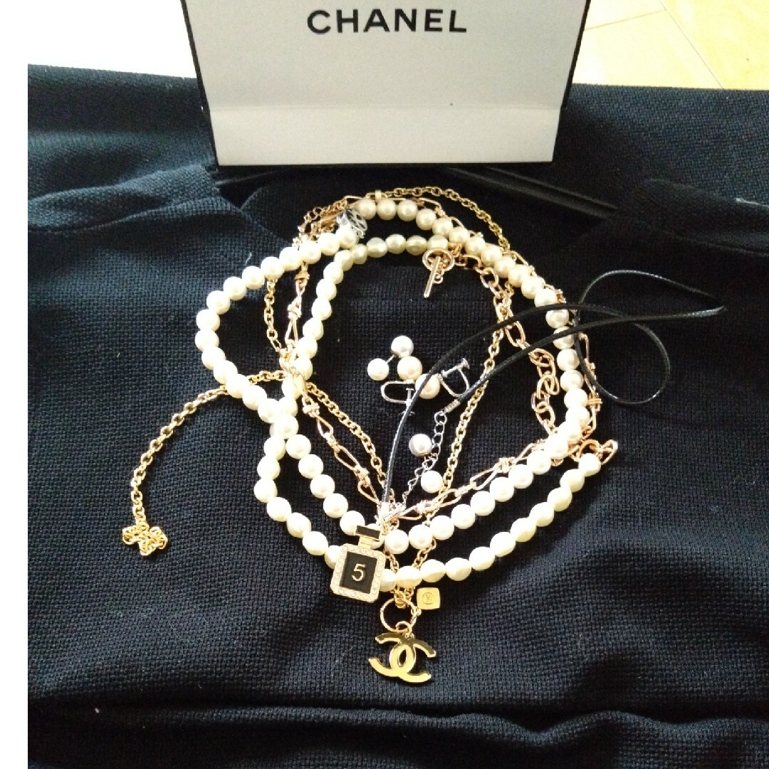 CHANEL(シャネル)のCHANELノベルティチャーム＆パールネックレス レディースのアクセサリー(ネックレス)の商品写真