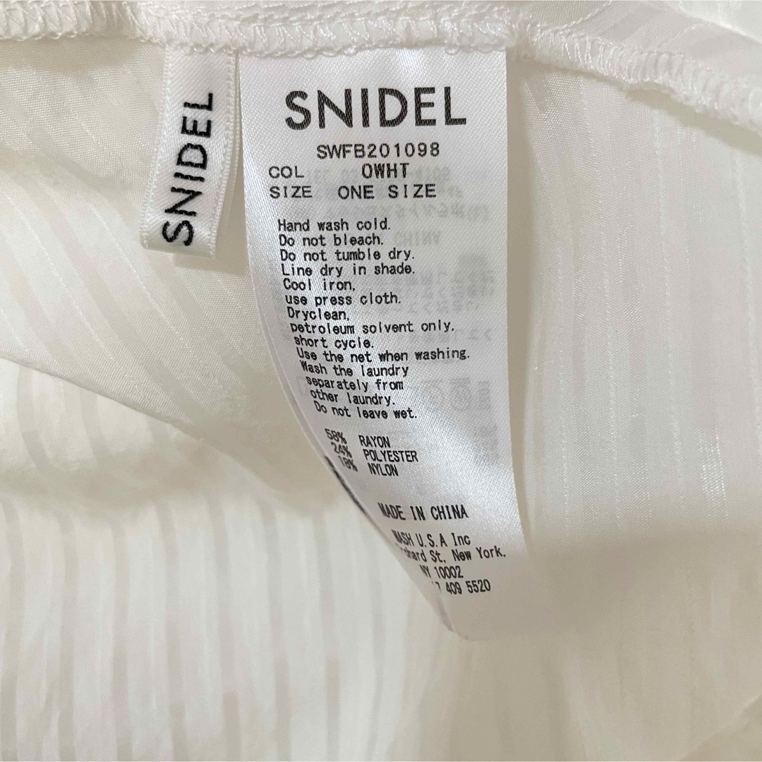 SNIDEL(スナイデル)のSNIDEL ラッフルフリルブラウス　限定　オフホワイト レディースのトップス(シャツ/ブラウス(半袖/袖なし))の商品写真