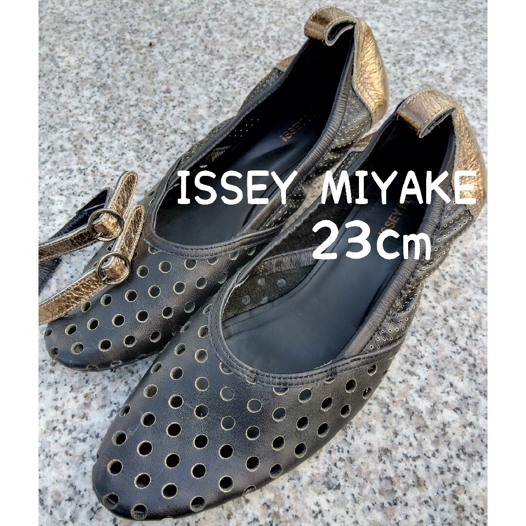 ISSEY MIYAKE(イッセイミヤケ)の23　イッセイミヤケ　ISSEY MIYAKE　2wayパンプス　本革　サンダル レディースの靴/シューズ(サンダル)の商品写真