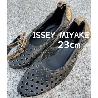 イッセイミヤケ(ISSEY MIYAKE)の23　イッセイミヤケ　ISSEY MIYAKE　2wayパンプス　本革　サンダル(サンダル)