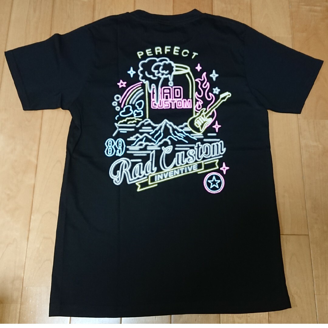 RAD CUSTOM(ラッドカスタム)のRADCASTOMネオンサインTシャツ キッズ/ベビー/マタニティのキッズ服男の子用(90cm~)(Tシャツ/カットソー)の商品写真